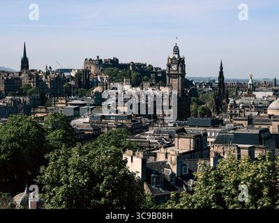 Blick vom Calton Hill, Edinburghs berühmte Skyline mit historischer Stadt Stockfoto