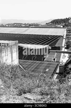 Erhöhter Blick auf den berühmten Estádio Municipal de Braga in Schwarz-weiß Stockfoto
