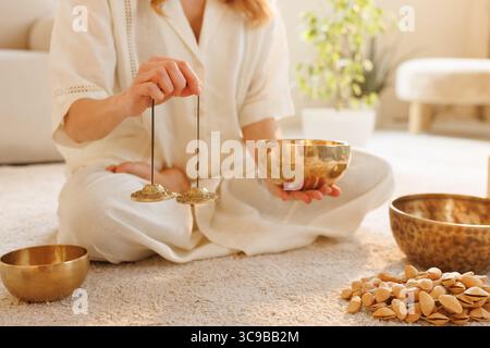 Tingsha Becken und Singschale im meditativen Ritual für Achtsamkeit, Klangheilung und Wellness zu Hause Stockfoto