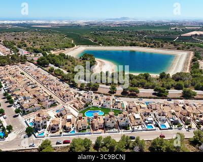 Panoramablick auf die Wohngegend in Campoverde, Costa Blanca, Spanien. Villen mit privaten Pools und mediterraner Architektur in der Nähe des Stausees Stockfoto