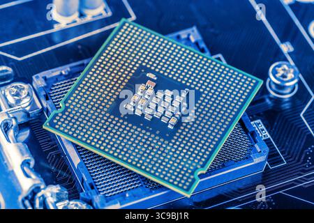 CPU-Installation in der Nähe auf der Hauptplatine. Getönt Stockfoto