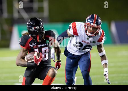 14. Oktober 2022: Justin Hardy (18) spielt mit dem Ball, der von Montreal Alouettes Linebacker Tyrice Beverette (26) während des CFL-Spiels zwischen den Montreal Alouettes und Ottawa Redblacks im TD Place Stadium in Ottawa (Kanada) verfolgt wurde. Daniel Lea/CSM. (Foto: © Daniel Lea/CSM via ZUMA Press Wire) Stockfoto