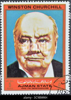 Gestempelte Briefmarke von Ajman, die Porträt von Winston Churchill zeigt, um 1972. Stockfoto