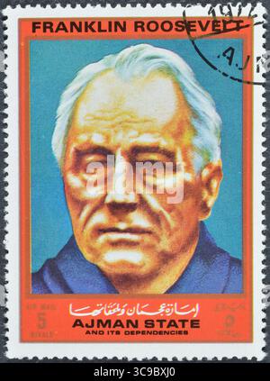 Gestempelte Briefmarke von Ajman, die das Porträt von Franklin Roosevelt um 1972 zeigt. Stockfoto
