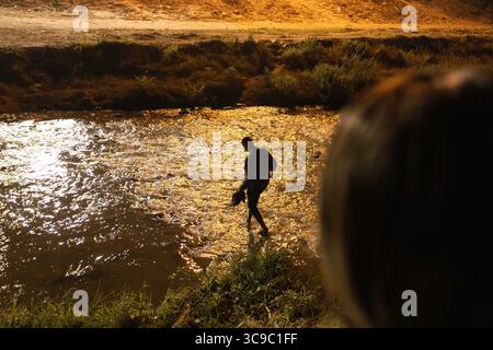 10. November 2022, juarez, chihuahua, mexiko: Hunderte von Migranten überqueren die Grenze in Ciudad JuÃ¡rez, Chihuahua, um in den Vereinigten Staaten humanitäres Asyl zu beantragen (Foto: © David Peinado/ZUMA Press Wire) Stockfoto