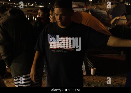 10. November 2022, juarez, chihuahua, mexiko: Venezolanische Migranten warten in Ciudad JuÃ¡rez am Ufer des Rio Grande auf die Eliminierung des Titels 42 (Credit Image: © David Peinado/ZUMA Press Wire) Stockfoto