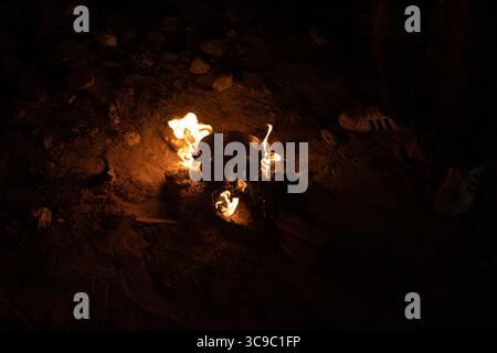 10. November 2022, juarez, chihuahua, mexiko: Migranten erhitzen Wasser in einem Lagerfeuer, um Kaffee zuzubereiten, während sie in Ciudad JuÃ¡rez am Ufer des Rio Grande auf die Eliminierung des Titels 42 warten (Foto: © David Peinado/ZUMA Press Wire) Stockfoto