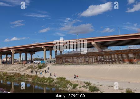 10. November 2022, juarez, chihuahua, mexiko: Hunderte von Migranten überqueren die Grenze in Ciudad JuÃ¡rez, Chihuahua, um in den Vereinigten Staaten humanitäres Asyl zu beantragen (Foto: © David Peinado/ZUMA Press Wire) Stockfoto