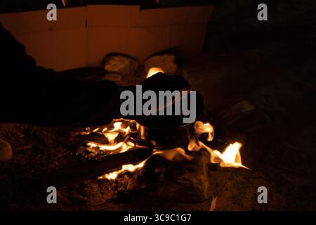 10. November 2022, juarez, chihuahua, mexiko: Migranten erhitzen Wasser in einem Lagerfeuer, um Kaffee zuzubereiten, während sie in Ciudad JuÃ¡rez am Ufer des Rio Grande auf die Eliminierung des Titels 42 warten (Foto: © David Peinado/ZUMA Press Wire) Stockfoto