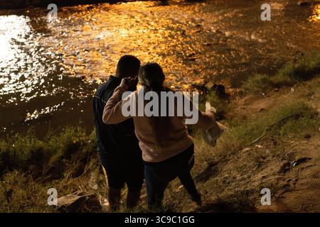 10. November 2022, juarez, chihuahua, mexiko: Hunderte von Migranten überqueren die Grenze in Ciudad JuÃ¡rez, Chihuahua, um in den Vereinigten Staaten humanitäres Asyl zu beantragen (Foto: © David Peinado/ZUMA Press Wire) Stockfoto