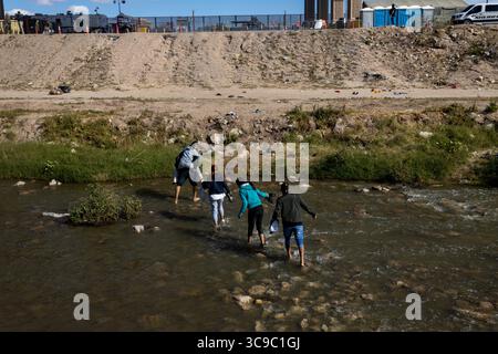 10. November 2022, juarez, chihuahua, mexiko: Hunderte von Migranten überqueren die Grenze in Ciudad JuÃ¡rez, Chihuahua, um in den Vereinigten Staaten humanitäres Asyl zu beantragen (Foto: © David Peinado/ZUMA Press Wire) Stockfoto
