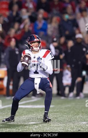 14. Oktober 2022: Der Montreal Alouettes Quarterback Trevor Harris (7) wirft während des CFL-Spiels zwischen den Montreal Alouettes und den Ottawa Redblacks im TD Place Stadium in Ottawa, Kanada, einen Pass. Daniel Lea/CSM. (Foto: © Daniel Lea/CSM via ZUMA Press Wire) Stockfoto