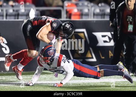 14. Oktober 2022: Marco Dubois (89) wird von Montreal Alouettes Defensivback Nafees Lyon (23) während des CFL-Spiels zwischen den Montreal Alouettes und Ottawa Redblacks im TD Place Stadium in Ottawa, Kanada, besiegt. Daniel Lea/CSM. (Foto: © Daniel Lea/CSM via ZUMA Press Wire) Stockfoto
