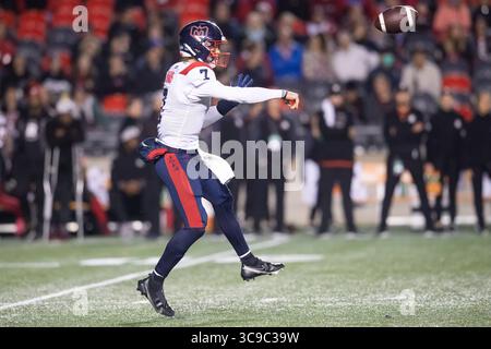 14. Oktober 2022: Montreal Alouettes Quarterback Trevor Harris (7) wirft einen Pass während des CFL-Spiels zwischen den Montreal Alouettes und den Ottawa Redblacks, das im TD Place Stadium in Ottawa, Kanada stattfindet. Daniel Lea/CSM. (Foto: © Daniel Lea/CSM via ZUMA Press Wire) Stockfoto