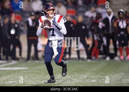 14. Oktober 2022: Montreal Alouettes Quarterback Trevor Harris (7) versucht, während des CFL-Spiels zwischen den Montreal Alouettes und den Ottawa Redblacks im TD Place Stadium in Ottawa, Kanada, einen Pass zu werfen. Daniel Lea/CSM. (Foto: © Daniel Lea/CSM via ZUMA Press Wire) Stockfoto