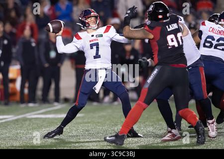14. Oktober 2022: Montreal Alouettes Quarterback Trevor Harris (7) wirft einen Pass während des CFL-Spiels zwischen den Montreal Alouettes und den Ottawa Redblacks, das im TD Place Stadium in Ottawa, Kanada stattfindet. Daniel Lea/CSM. (Foto: © Daniel Lea/CSM via ZUMA Press Wire) Stockfoto