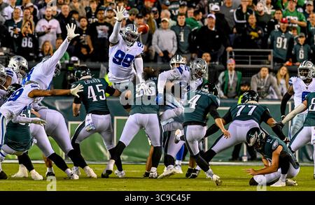 Oktober 2022, Philadelphia, PA, USA: 16. Oktober 2022: Chauncey Golston (99) versucht, ein Field Goal von Jake Elliott (4) während des NFL-Fußballspiels zwischen den Dallas Cowboys und den Philadelphia Eagles im Lincoln Financial Field in Philadelphia zu blockieren. Scott Serio/Cal Sport Media (Foto: © Scott Serio/CSM via ZUMA Press Wire) Stockfoto
