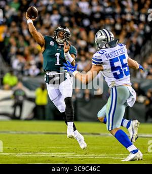 Oktober 2022, Philadelphia, PA, USA: 16. Oktober 2022: Philadelphia Eagles Quarterback Jalen Hurts (1) kriegt und wirft einen Pass unter Druck während des NFL Football Matchups zwischen den Dallas Cowboys und den Philadelphia Eagles im Lincoln Financial Field in Philadelphia, Pennsylvania. Scott Serio/Cal Sport Media (Foto: © Scott Serio/CSM via ZUMA Press Wire) Stockfoto