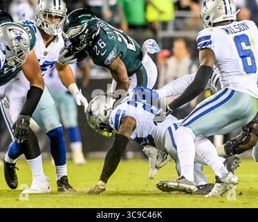 Oktober 2022, Philadelphia, PA, USA: 16. Oktober 2022: Philadelphia Eagles Running Back Miles Sanders (26) stürzt sich während des NFL Football Matchups zwischen den Dallas Cowboys und den Philadelphia Eagles im Lincoln Financial Field in Philadelphia, Pennsylvania. Scott Serio/Cal Sport Media (Foto: © Scott Serio/CSM via ZUMA Press Wire) Stockfoto