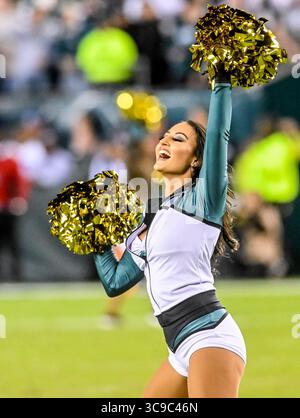 Oktober 2022, Philadelphia, PA, USA: 16. Oktober 2022: ein Cheerleader aus Philadelphia will die Zuschauer während des NFL Football Matchups zwischen den Dallas Cowboys und den Philadelphia Eagles im Lincoln Financial Field in Philadelphia, Pennsylvania, begeistern. Scott Serio/Cal Sport Media (Foto: © Scott Serio/CSM via ZUMA Press Wire) Stockfoto