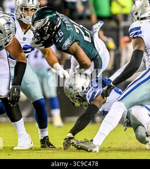 Oktober 2022, Philadelphia, PA, USA: 16. Oktober 2022: Philadelphia Eagles Running Back Miles Sanders (26) stürzt sich während des NFL Football Matchups zwischen den Dallas Cowboys und den Philadelphia Eagles im Lincoln Financial Field in Philadelphia, Pennsylvania. Scott Serio/Cal Sport Media (Foto: © Scott Serio/CSM via ZUMA Press Wire) Stockfoto