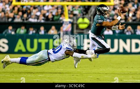 Oktober 2022, Philadelphia, PA, USA: 16. Oktober 2022: Philadelphia Eagles Quarterback Jalen Hurts versucht einen Schaufelpass während des NFL Football Matchups zwischen den Dallas Cowboys und den Philadelphia Eagles im Lincoln Financial Field in Philadelphia, Pennsylvania. Scott Serio/Cal Sport Media (Foto: © Scott Serio/CSM via ZUMA Press Wire) Stockfoto