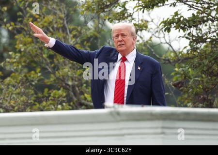 Washington, Usa. August 2025. Präsident Donald Trump gibt den Medien vom Dach des Westflügels im Weißen Haus am 5. August 2025 in Washington, DC, Gesten zu. Foto: Samuel Corum/UPI Credit: UPI/Alamy Live News Stockfoto