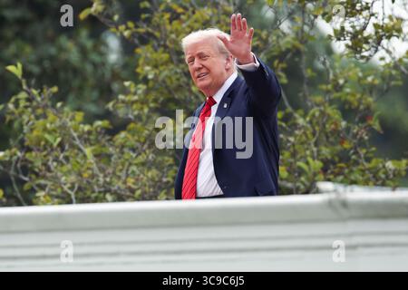 Washington, Usa. August 2025. Präsident Donald Trump gibt den Medien vom Dach des Westflügels im Weißen Haus am 5. August 2025 in Washington, DC, Gesten zu. Foto: Samuel Corum/UPI Credit: UPI/Alamy Live News Stockfoto