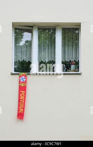 Berlin, Deutschland, 23. Juni 2024, Portugal Fanschal hängt an Einem Fenster Stockfoto