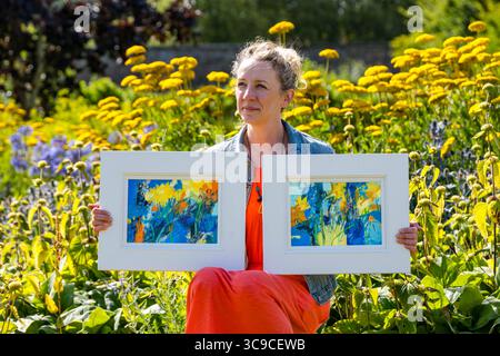 UK: Jemma Derbyshire Artist am 5. August im Amisfield Walled Garden in Haddington, East Lothian, Schottland am 5. August 2025. Jemma Derbyshire Artist am 5. August 2025 im Amisfield Walled Garden in Haddington, East Lothian, Schottland. Jemma ist eine Künstlerin, die sich auf farbenfrohe Blumengemälde spezialisiert hat, inspiriert von ihrer ehrenamtlichen Arbeit im Amisfield Walled Garden und stellt in ganz Schottland aus. Sie ist Tutorin und Mitbegründerin der Paintbox School of Art am Cockenzie House. Zu ihren aktuellen Ausstellungen zählen Sommershows in der Fidra Fine Art Gallery in Gullane, Roger Billcliffe Gallery in Glasgow und Moy Mac Stockfoto