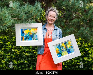 UK: Jemma Derbyshire Artist am 5. August im Amisfield Walled Garden in Haddington, East Lothian, Schottland am 5. August 2025. Jemma Derbyshire Artist am 5. August 2025 im Amisfield Walled Garden in Haddington, East Lothian, Schottland. Jemma ist eine Künstlerin, die sich auf farbenfrohe Blumengemälde spezialisiert hat, inspiriert von ihrer ehrenamtlichen Arbeit im Amisfield Walled Garden und stellt in ganz Schottland aus. Sie ist Tutorin und Mitbegründerin der Paintbox School of Art am Cockenzie House. Zu ihren aktuellen Ausstellungen zählen Sommershows in der Fidra Fine Art Gallery in Gullane, Roger Billcliffe Gallery in Glasgow und Moy Mac Stockfoto