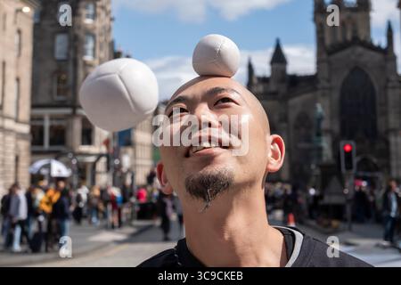 Edinburgh, Schottland, Großbritannien. August 2025. Ein Künstler auf der Royal Mile während des Edinburgh Fringe Festivals. Quelle: Skully/Alamy Live News Stockfoto