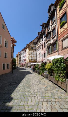 Die Weißgerbergasse ist mit ihren farbenfrohen Fachwerkhäusern eine der charmantesten Straßen Nürnbergs Stockfoto