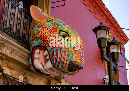 22. November 2018, Oaxaca de Juarez, Oaxaca, Mexiko: Eine große Pappmaché jaguar alebrije Dekoration über der Straße während der Feierlichkeiten zum Tag der Toten in Oaxaca, Mexiko. (Kreditbild: © Jon G. Fuller/VW Pics via ZUMA Press Wire) Stockfoto