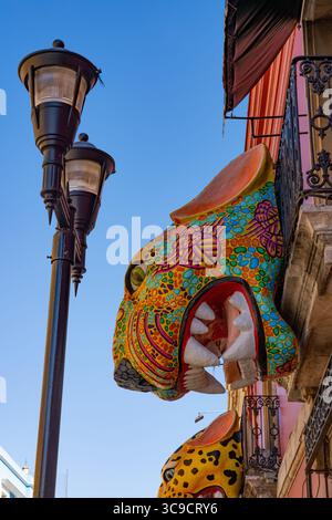 22. November 2018, Oaxaca de Juarez, Oaxaca, Mexiko: Eine große Pappmaché jaguar alebrije Dekoration über der Straße während der Feierlichkeiten zum Tag der Toten in Oaxaca, Mexiko. (Kreditbild: © Jon G. Fuller/VW Pics via ZUMA Press Wire) Stockfoto