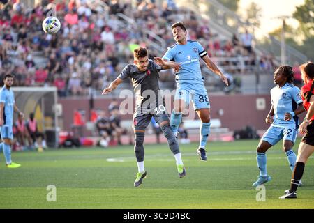 September 2022, Edwardsville, IL, Vereinigte Staaten: EDWARDSVILLE, IL - 18. SEPTEMBER: Collin Fernandez #88 Sporting KC 2 steigt am 18. September 2022 im Ralph Korte Stadium in Edwardsville (Illinois) gegen Vitor Dias #10 St. Louis City2 in einem Spiel zwischen Sporting KC II und St Louis City 2. (Kreditbild: © Bill Barrett/ISIPhotos via ZUMA Press Wire) Stockfoto