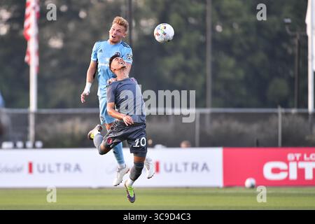 September 2022, Edwardsville, IL, Vereinigte Staaten: EDWARDSVILLE, IL - 18. SEPTEMBER: ESAI Easley #72 Sporting KC 2 gewinnt den Titelgewinn gegen Vitor Dias #10 St. Louis City2 während eines Spiels zwischen Sporting KC II und St Louis City 2 im Ralph Korte Stadium am 18. September 2022 in Edwardsville, Illinois. (Kreditbild: © Bill Barrett/ISIPhotos via ZUMA Press Wire) Stockfoto