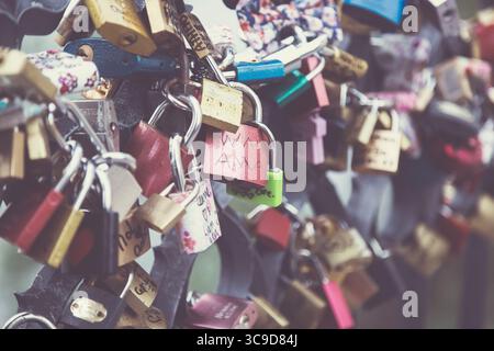 Viele romantische Hochzeitsschlösser auf einer Brücke in Prag. Getönt. Stockfoto