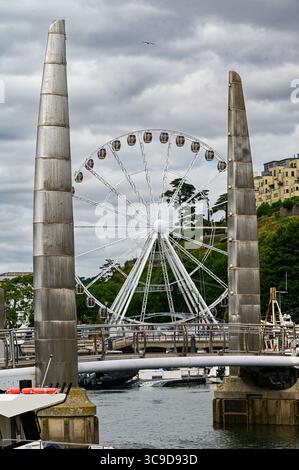 Die Fußgängerbrücke über das Inner Dock und die Kulisse des Big Wheel. Stockfoto