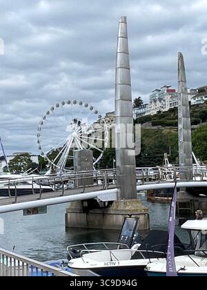 Die Fußgängerbrücke über das Inner Dock und die Kulisse des Big Wheel. Stockfoto