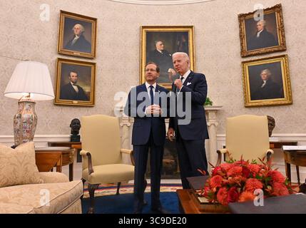 26. Oktober 2022, Washington D.C, USA: Präsident der Vereinigten Staaten von Amerika JOE BIDEN empfängt den Präsidenten des Staates Israel ISAAC HERZOG im Oval Office des Weißen Hauses. Israelischen Quellen zufolge wurden unter anderem der Iran und das dauerhafte Seegrenzabkommen zwischen Israel und dem Libanon diskutiert, das am 27. Oktober 2022 unterzeichnet werden soll. (Kreditbild: © Koby Gideon/Israel GPO via ZUMA Press Wire) Stockfoto