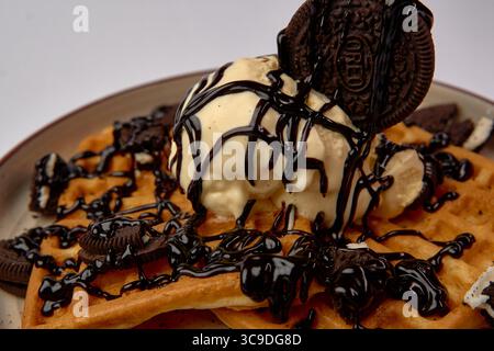 Köstliches Waffeldessert mit cremiger Eiscreme, Schokoladengläser und knusprigen Oreo-Cookies für ein dekadentes Erlebnis Stockfoto