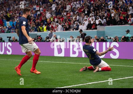 Am 14. Dezember 2022 feiern Theo Hernandez #22 und Olivier Giroud #9 bei einem Halbfinalspiel der FIFA-Weltmeisterschaft Katar 2022 zwischen Marokko und Frankreich am 14. Dezember 2022 im Al-Bayt-Stadion in Al Khor, Katar. (Kreditbild: © Stephen Nadler/ISIPhotos via ZUMA Press Wire) Stockfoto