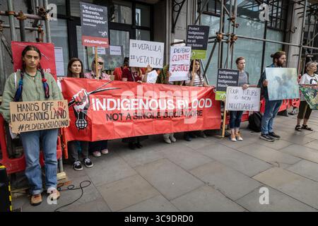 BRASILIANISCHE BOTSCHAFT, LONDON, Großbritannien – 05. August 2025: Demonstranten versammeln sich vor der brasilianischen Botschaft und rufen Präsident Lula auf, gegen das sogenannte „Verwüstungsgesetz“ zu verstoßen, das angeblich die Rechte der Indigenen bedroht, den Umweltschutz schwächt und die Entwaldung im Amazonasgebiet beschleunigt. Der von Brazil Matters organisierte Protest nutzte Lärm, Banner und symbolische Aktionen, um die Aufmerksamkeit auf die potenziellen Auswirkungen des Gesetzes auf die biologische Vielfalt, die indigenen Gemeinschaften und das globale Klima zu lenken. Stockfoto
