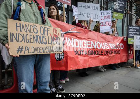 BRASILIANISCHE BOTSCHAFT, LONDON, Großbritannien – 05. August 2025: Demonstranten versammeln sich vor der brasilianischen Botschaft und rufen Präsident Lula auf, gegen das sogenannte „Verwüstungsgesetz“ zu verstoßen, das angeblich die Rechte der Indigenen bedroht, den Umweltschutz schwächt und die Entwaldung im Amazonasgebiet beschleunigt. Der von Brazil Matters organisierte Protest nutzte Lärm, Banner und symbolische Aktionen, um die Aufmerksamkeit auf die potenziellen Auswirkungen des Gesetzes auf die biologische Vielfalt, die indigenen Gemeinschaften und das globale Klima zu lenken. Stockfoto
