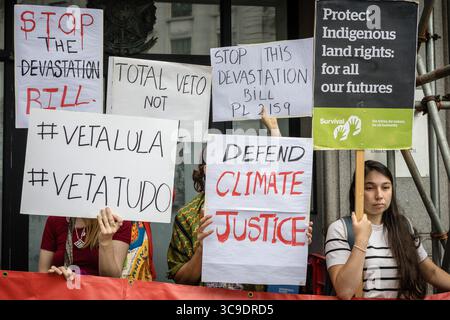BRASILIANISCHE BOTSCHAFT, LONDON, Großbritannien – 05. August 2025: Demonstranten versammeln sich vor der brasilianischen Botschaft und rufen Präsident Lula auf, gegen das sogenannte „Verwüstungsgesetz“ zu verstoßen, das angeblich die Rechte der Indigenen bedroht, den Umweltschutz schwächt und die Entwaldung im Amazonasgebiet beschleunigt. Der von Brazil Matters organisierte Protest nutzte Lärm, Banner und symbolische Aktionen, um die Aufmerksamkeit auf die potenziellen Auswirkungen des Gesetzes auf die biologische Vielfalt, die indigenen Gemeinschaften und das globale Klima zu lenken. Stockfoto