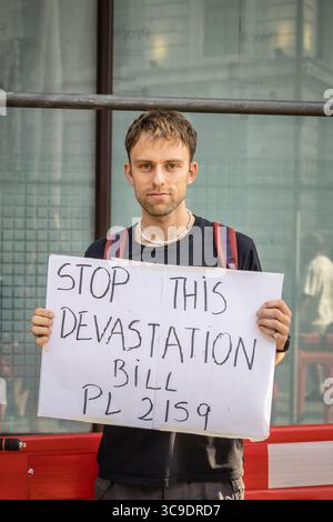 BRASILIANISCHE BOTSCHAFT, LONDON, Großbritannien – 05. August 2025: Demonstranten versammeln sich vor der brasilianischen Botschaft und rufen Präsident Lula auf, gegen das sogenannte „Verwüstungsgesetz“ zu verstoßen, das angeblich die Rechte der Indigenen bedroht, den Umweltschutz schwächt und die Entwaldung im Amazonasgebiet beschleunigt. Der von Brazil Matters organisierte Protest nutzte Lärm, Banner und symbolische Aktionen, um die Aufmerksamkeit auf die potenziellen Auswirkungen des Gesetzes auf die biologische Vielfalt, die indigenen Gemeinschaften und das globale Klima zu lenken. Stockfoto