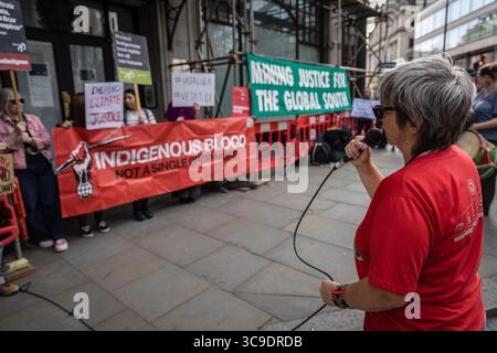 BRASILIANISCHE BOTSCHAFT, LONDON, Großbritannien – 05. August 2025: Demonstranten versammeln sich vor der brasilianischen Botschaft und rufen Präsident Lula auf, gegen das sogenannte „Verwüstungsgesetz“ zu verstoßen, das angeblich die Rechte der Indigenen bedroht, den Umweltschutz schwächt und die Entwaldung im Amazonasgebiet beschleunigt. Der von Brazil Matters organisierte Protest nutzte Lärm, Banner und symbolische Aktionen, um die Aufmerksamkeit auf die potenziellen Auswirkungen des Gesetzes auf die biologische Vielfalt, die indigenen Gemeinschaften und das globale Klima zu lenken. Stockfoto