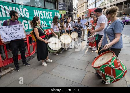 BRASILIANISCHE BOTSCHAFT, LONDON, Großbritannien – 05. August 2025: Demonstranten versammeln sich vor der brasilianischen Botschaft und rufen Präsident Lula auf, gegen das sogenannte „Verwüstungsgesetz“ zu verstoßen, das angeblich die Rechte der Indigenen bedroht, den Umweltschutz schwächt und die Entwaldung im Amazonasgebiet beschleunigt. Der von Brazil Matters organisierte Protest nutzte Lärm, Banner und symbolische Aktionen, um die Aufmerksamkeit auf die potenziellen Auswirkungen des Gesetzes auf die biologische Vielfalt, die indigenen Gemeinschaften und das globale Klima zu lenken. Stockfoto