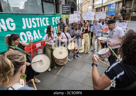 BRASILIANISCHE BOTSCHAFT, LONDON, Großbritannien – 05. August 2025: Demonstranten versammeln sich vor der brasilianischen Botschaft und rufen Präsident Lula auf, gegen das sogenannte „Verwüstungsgesetz“ zu verstoßen, das angeblich die Rechte der Indigenen bedroht, den Umweltschutz schwächt und die Entwaldung im Amazonasgebiet beschleunigt. Der von Brazil Matters organisierte Protest nutzte Lärm, Banner und symbolische Aktionen, um die Aufmerksamkeit auf die potenziellen Auswirkungen des Gesetzes auf die biologische Vielfalt, die indigenen Gemeinschaften und das globale Klima zu lenken. Stockfoto